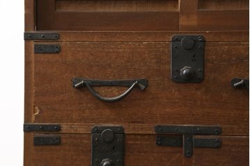 和製アンティーク　前面桐(キリ)材　歴史を重ねた風合いが趣溢れる関西帳場箪笥(和箪笥、時代箪笥、収納タンス、整理たんす、引き出し、店舗什器)(R-082182)