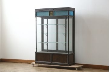 和製アンティーク　大正ロマン　色ガラス入り　おしゃれなディスプレイが叶うタバコ屋さんの薄型ガラスケース(ショーケース、Gケース、陳列棚、飾り棚、コレクションケース、キャビネット、たばこ、煙草、店舗什器)(R-082183)