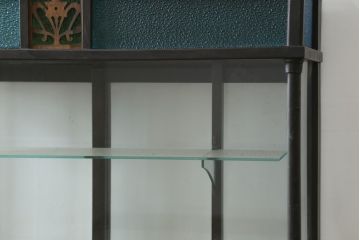 和製アンティーク　大正ロマン　色ガラス入り　おしゃれなディスプレイが叶うタバコ屋さんの薄型ガラスケース(ショーケース、Gケース、陳列棚、飾り棚、コレクションケース、キャビネット、たばこ、煙草、店舗什器)(R-082183)