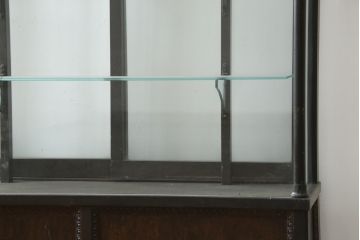 和製アンティーク　大正ロマン　色ガラス入り　おしゃれなディスプレイが叶うタバコ屋さんの薄型ガラスケース(ショーケース、Gケース、陳列棚、飾り棚、コレクションケース、キャビネット、たばこ、煙草、店舗什器)(R-082183)
