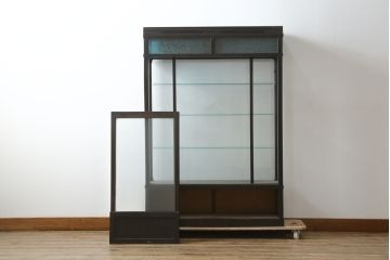 和製アンティーク　大正ロマン　色ガラス入り　おしゃれなディスプレイが叶うタバコ屋さんの薄型ガラスケース(ショーケース、Gケース、陳列棚、飾り棚、コレクションケース、キャビネット、たばこ、煙草、店舗什器)(R-082183)