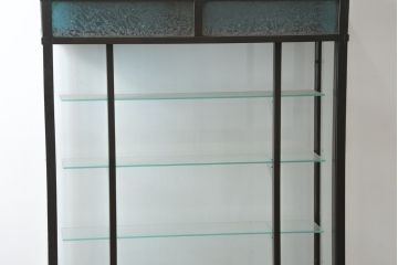 和製アンティーク　大正ロマン　色ガラス入り　おしゃれなディスプレイが叶うタバコ屋さんの薄型ガラスケース(ショーケース、Gケース、陳列棚、飾り棚、コレクションケース、キャビネット、たばこ、煙草、店舗什器)(R-082183)
