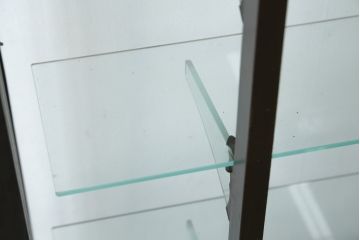 和製アンティーク　大正ロマン　色ガラス入り　おしゃれなディスプレイが叶うタバコ屋さんの薄型ガラスケース(ショーケース、Gケース、陳列棚、飾り棚、コレクションケース、キャビネット、たばこ、煙草、店舗什器)(R-082183)