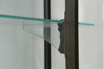 和製アンティーク　大正ロマン　色ガラス入り　おしゃれなディスプレイが叶うタバコ屋さんの薄型ガラスケース(ショーケース、Gケース、陳列棚、飾り棚、コレクションケース、キャビネット、たばこ、煙草、店舗什器)(R-082183)