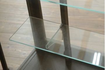 和製アンティーク　大正ロマン　色ガラス入り　おしゃれなディスプレイが叶うタバコ屋さんの薄型ガラスケース(ショーケース、Gケース、陳列棚、飾り棚、コレクションケース、キャビネット、たばこ、煙草、店舗什器)(R-082183)