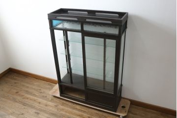 和製アンティーク　大正ロマン　色ガラス入り　おしゃれなディスプレイが叶うタバコ屋さんの薄型ガラスケース(ショーケース、Gケース、陳列棚、飾り棚、コレクションケース、キャビネット、たばこ、煙草、店舗什器)(R-082183)