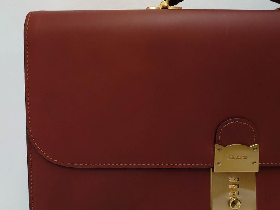 アメリカ製　Schlesinger(シュレジンジャー)　上品な佇まいの革製のダイヤルロック付きビジネスバッグ　(R-082189)