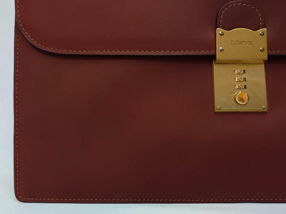 アメリカ製　Schlesinger(シュレジンジャー)　上品な佇まいの革製のダイヤルロック付きビジネスバッグ　(R-082189)