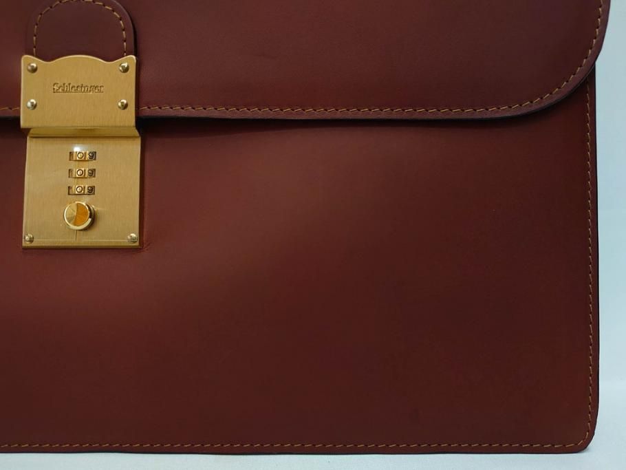 アメリカ製　Schlesinger(シュレジンジャー)　上品な佇まいの革製のダイヤルロック付きビジネスバッグ　(R-082189)