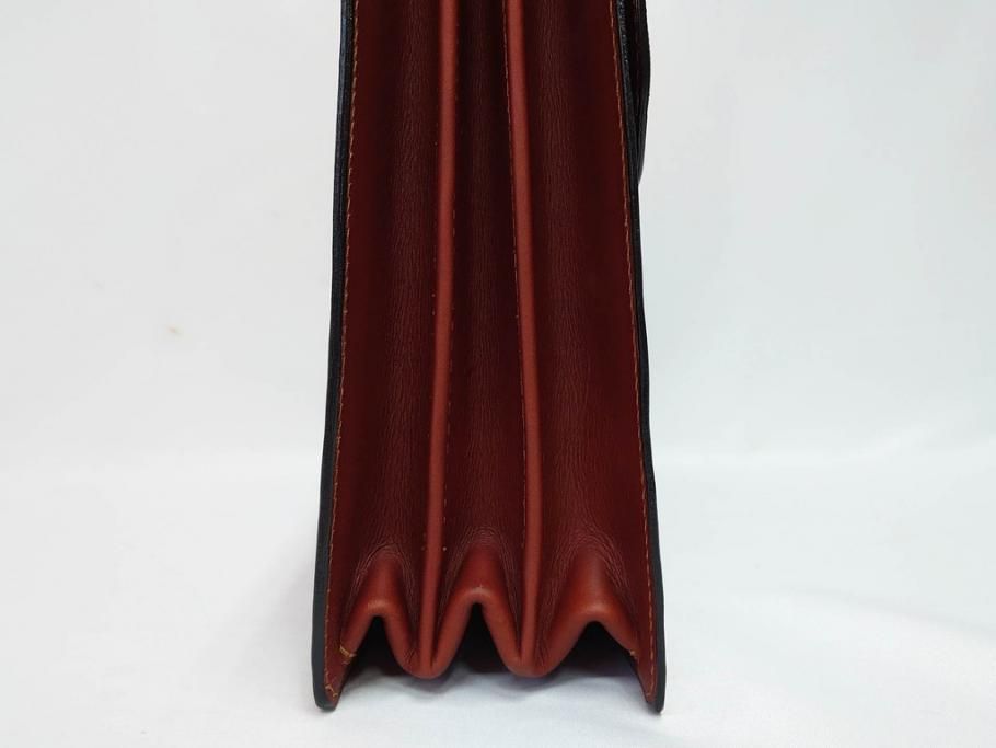 アメリカ製　Schlesinger(シュレジンジャー)　上品な佇まいの革製のダイヤルロック付きビジネスバッグ　(R-082189)