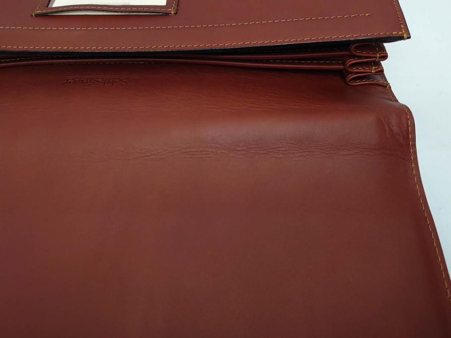 アメリカ製　Schlesinger(シュレジンジャー)　上品な佇まいの革製のダイヤルロック付きビジネスバッグ　(R-082189)