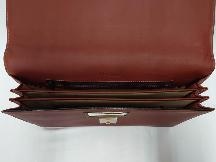 アメリカ製　Schlesinger(シュレジンジャー)　上品な佇まいの革製のダイヤルロック付きビジネスバッグ　(R-082189)