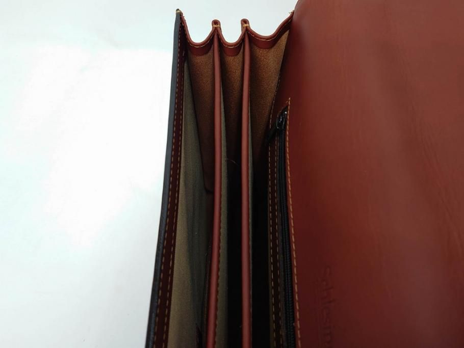 アメリカ製　Schlesinger(シュレジンジャー)　上品な佇まいの革製のダイヤルロック付きビジネスバッグ　(R-082189)