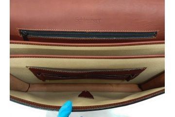 アメリカ製　Schlesinger(シュレジンジャー)　上品な佇まいの革製のダイヤルロック付きビジネスバッグ　(R-082189)