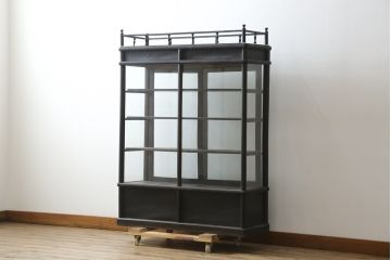 和製アンティーク　大正ロマン　天飾り付き　おしゃれなディスプレイが叶うタバコ屋さんの薄型ガラスケース(ショーケース、Gケース、陳列棚、飾り棚、コレクションケース、キャビネット、たばこ、煙草、店舗什器)(R-082196)