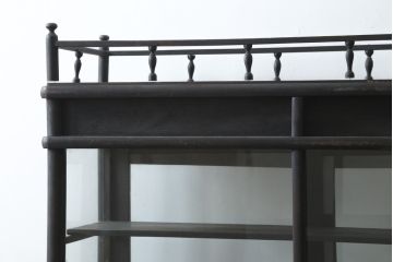 和製アンティーク　大正ロマン　天飾り付き　おしゃれなディスプレイが叶うタバコ屋さんの薄型ガラスケース(ショーケース、Gケース、陳列棚、飾り棚、コレクションケース、キャビネット、たばこ、煙草、店舗什器)(R-082196)