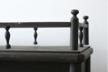 和製アンティーク　大正ロマン　天飾り付き　おしゃれなディスプレイが叶うタバコ屋さんの薄型ガラスケース(ショーケース、Gケース、陳列棚、飾り棚、コレクションケース、キャビネット、たばこ、煙草、店舗什器)(R-082196)