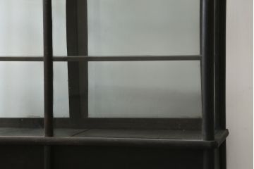 和製アンティーク　大正ロマン　天飾り付き　おしゃれなディスプレイが叶うタバコ屋さんの薄型ガラスケース(ショーケース、Gケース、陳列棚、飾り棚、コレクションケース、キャビネット、たばこ、煙草、店舗什器)(R-082196)