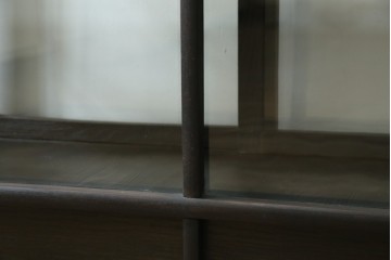 和製アンティーク　大正ロマン　天飾り付き　おしゃれなディスプレイが叶うタバコ屋さんの薄型ガラスケース　(R-082196)