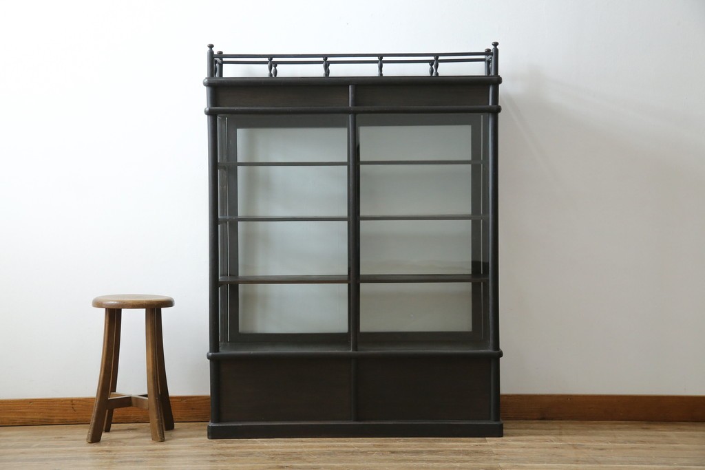 和製アンティーク　大正ロマン　天飾り付き　おしゃれなディスプレイが叶うタバコ屋さんの薄型ガラスケース　(R-082196)