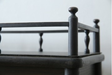 和製アンティーク　大正ロマン　天飾り付き　おしゃれなディスプレイが叶うタバコ屋さんの薄型ガラスケース　(R-082196)