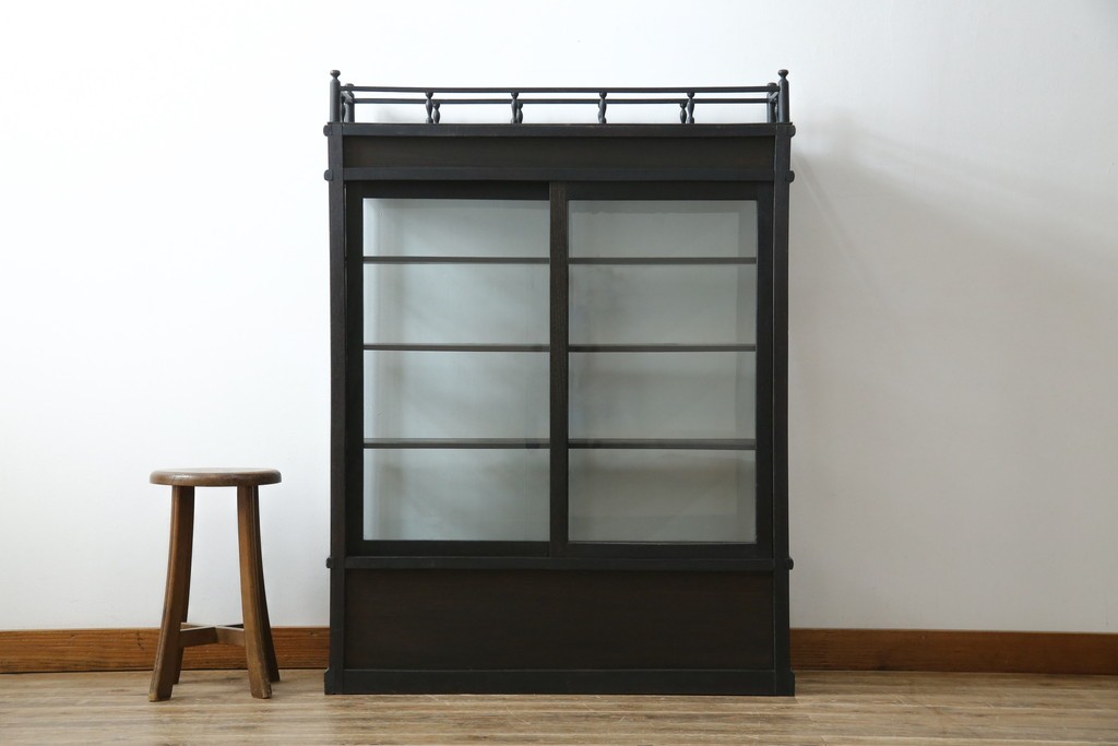 和製アンティーク　大正ロマン　天飾り付き　おしゃれなディスプレイが叶うタバコ屋さんの薄型ガラスケース　(R-082196)