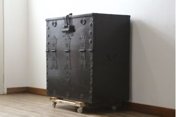 和製アンティーク　松材　重厚感のある金具が目を惹くバンダチ(バンダジ、半閉櫃、李朝箪笥、時代箪笥、収納箪笥、サイドボード)(R-082197)