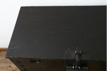 和製アンティーク　松材　重厚感のある金具が目を惹くバンダチ(バンダジ、半閉櫃、李朝箪笥、時代箪笥、収納箪笥、サイドボード)(R-082197)