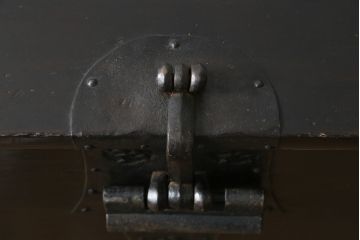 和製アンティーク　松材　重厚感のある金具が目を惹くバンダチ(バンダジ、半閉櫃、李朝箪笥、時代箪笥、収納箪笥、サイドボード)(R-082197)