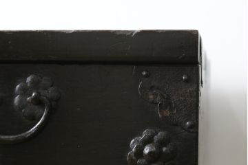 和製アンティーク　松材　重厚感のある金具が目を惹くバンダチ(バンダジ、半閉櫃、李朝箪笥、時代箪笥、収納箪笥、サイドボード)(R-082197)