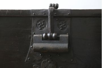和製アンティーク　松材　重厚感のある金具が目を惹くバンダチ(バンダジ、半閉櫃、李朝箪笥、時代箪笥、収納箪笥、サイドボード)(R-082197)