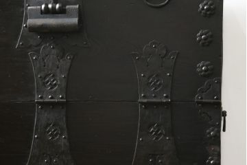 和製アンティーク　松材　重厚感のある金具が目を惹くバンダチ(バンダジ、半閉櫃、李朝箪笥、時代箪笥、収納箪笥、サイドボード)(R-082197)