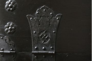 和製アンティーク　松材　重厚感のある金具が目を惹くバンダチ(バンダジ、半閉櫃、李朝箪笥、時代箪笥、収納箪笥、サイドボード)(R-082197)