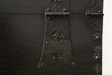 和製アンティーク　松材　重厚感のある金具が目を惹くバンダチ(バンダジ、半閉櫃、李朝箪笥、時代箪笥、収納箪笥、サイドボード)(R-082197)