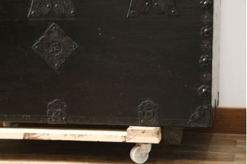 和製アンティーク　松材　重厚感のある金具が目を惹くバンダチ(バンダジ、半閉櫃、李朝箪笥、時代箪笥、収納箪笥、サイドボード)(R-082197)