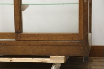 和製アンティーク　レトロな雰囲気を醸し出す木枠のガラスケース(Gケース、ショーケース、ディスプレイケース、コレクションケース、サイドキャビネット、飾り棚、陳列棚、店舗什器)(R-082198)