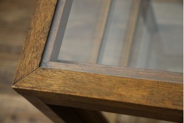 和製アンティーク　レトロな雰囲気を醸し出す木枠のガラスケース(Gケース、ショーケース、ディスプレイケース、コレクションケース、サイドキャビネット、飾り棚、陳列棚、店舗什器)(R-082198)