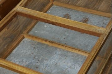 和製アンティーク　レトロな雰囲気を醸し出す木枠の卓上平置きガラスケース(Gケース、ショーケース、ディスプレイケース、コレクションケース、飾り棚、陳列棚、店舗什器、駄菓子屋)(R-082199)