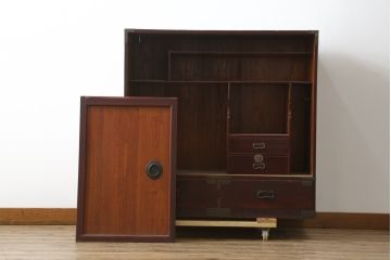 和製アンティーク　美品　上手物!!　漆溜め塗り　銅金具　茶室で使われていた作りの良い茶箪笥(置き水屋、茶水屋、茶棚、水屋箪笥、収納棚、戸棚)(R-082200)