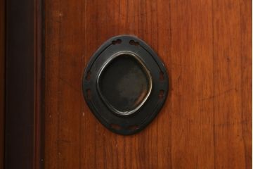 和製アンティーク　美品　上手物!!　漆溜め塗り　銅金具　茶室で使われていた作りの良い茶箪笥(置き水屋、茶水屋、茶棚、水屋箪笥、収納棚、戸棚)(R-082200)