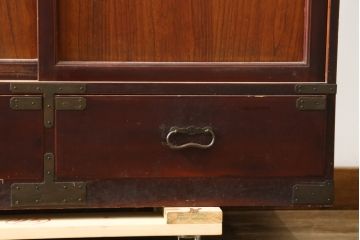 和製アンティーク　美品　上手物!!　漆溜め塗り　銅金具　茶室で使われていた作りの良い茶箪笥(置き水屋、茶水屋、茶棚、水屋箪笥、収納棚、戸棚)(R-082200)