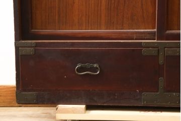 和製アンティーク　美品　上手物!!　漆溜め塗り　銅金具　茶室で使われていた作りの良い茶箪笥(置き水屋、茶水屋、茶棚、水屋箪笥、収納棚、戸棚)(R-082200)