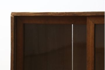 和製アンティーク　使いこまれた木味が魅力の小さなガラス戸棚(収納棚、飾り棚、本棚)(R-082202)