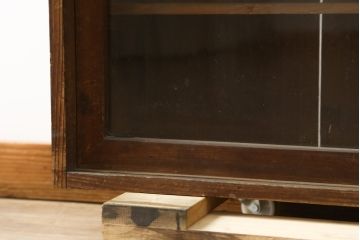 和製アンティーク　使いこまれた木味が魅力の小さなガラス戸棚(収納棚、飾り棚、本棚)(R-082202)