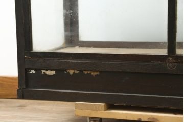 和製アンティーク　両面使いできる古いタバコ屋の卓上ガラスケース(ショーケース、収納棚、ローボード、飾り棚、店舗什器)(R-082204)