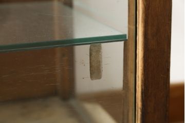 和製アンティーク　希少デザイン　昭和レトロ　上開き戸と引き戸の付いたレトロな雰囲気が魅力的な卓上ガラスケース(ロータイプGケース、ショーケース、ディスプレイケース、コレクションケース、飾り棚、陳列棚、店舗什器)(R-082206)