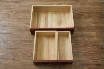 中古　美品　落ち着いた色合いの朱塗りが魅力的な米沢小箪笥(米沢箪笥、衣装箪笥、和タンス、収納たんす、民芸箪笥、チェスト、引き出し)(R-082207)
