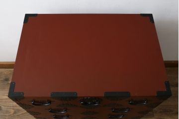中古　美品　落ち着いた色合いの朱塗りが魅力的な米沢小箪笥(米沢箪笥、衣装箪笥、和タンス、収納たんす、民芸箪笥、チェスト、引き出し)(R-082207)