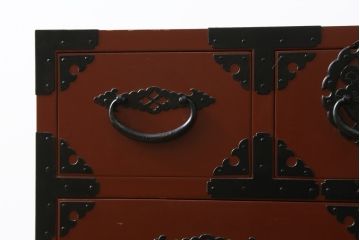 中古　美品　落ち着いた色合いの朱塗りが魅力的な米沢小箪笥(米沢箪笥、衣装箪笥、和タンス、収納たんす、民芸箪笥、チェスト、引き出し)(R-082207)