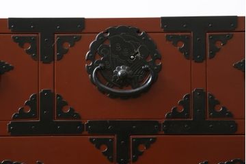 中古　美品　落ち着いた色合いの朱塗りが魅力的な米沢小箪笥(米沢箪笥、衣装箪笥、和タンス、収納たんす、民芸箪笥、チェスト、引き出し)(R-082207)